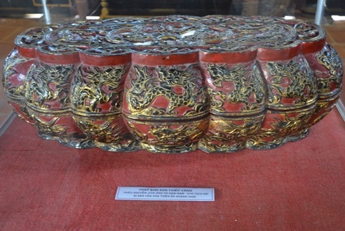 Tráp sơn son thiếp vàng.