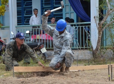 Không quân Mỹ - Thái Bình Dương hỗ trợ khám chữa bệnh, sửa trường học - 2 Normal