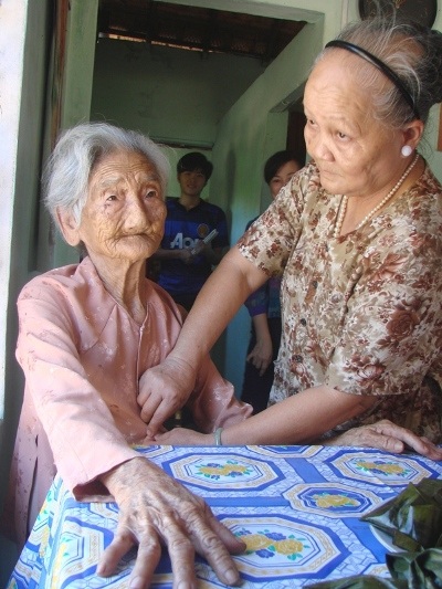 Bà Võ Thị Điểm tròn 100 tuổi vừa được phong tặng danh hiệu Bà mẹ Việt Nam Anh hùng.