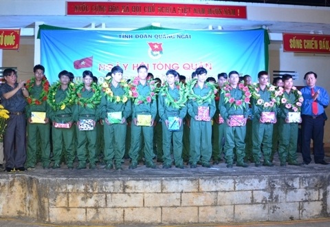Quảng Ngãi: Tân binh cháy hết mình trước ngày nhập ngũ - 3 Các tân binh chụp ảnh lưu niệm.