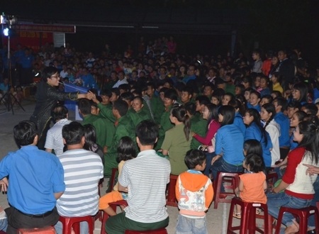 Quảng Ngãi: Tân binh cháy hết mình trước ngày nhập ngũ - 4 Tân bình hào hứng với trò ảo thuật.