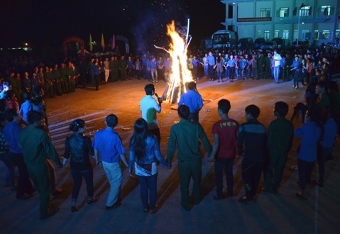 Quảng Ngãi: Tân binh cháy hết mình trước ngày nhập ngũ - 5 Cháy mình bên ngọn lửa trại đang bùng cháy.