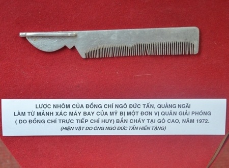 Hồi ức về chiếc lược làm từ vỏ máy bay địch bị bắn rơi - 3 Chiếc lược do ông Ngô Đức Tấn tự chế từ xác máy bay HU-1A do chính ông bắn rơi.