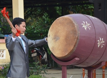 Đội mưa tiễn tân binh lên đường - 28 Chủ tịch UBND huyện Tây Trà đánh trống bắt đầu các đơn vị giao và nhận quân.