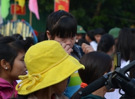 Đội mưa tiễn tân binh lên đường - 31 Những giọt nước mắt của người thân tân binh.