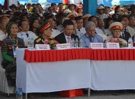 Cụ Phạm Hương (bìa phải) và Mẹ VNAH Phạm Thị Hỉa (bìa trái) tham dự lễ kỷ niệm.