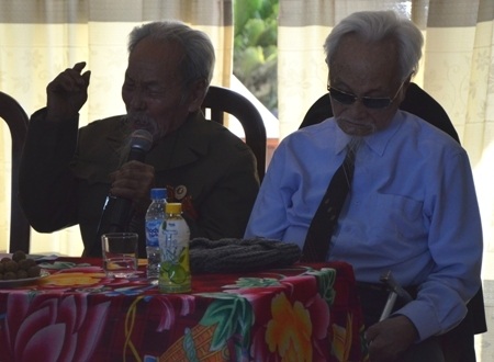 Cụ Phạm Đệ (bên trái) rơi lệ  và xúc động kể lại câu chuyện oai hùng từ 70 năm trước.
