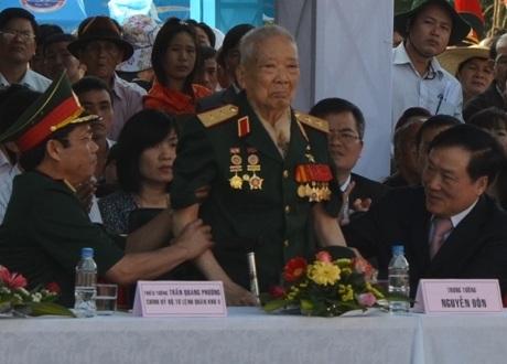 Dù tuổi cao sức yếu nhưng cụ Nguyễn Đôn (đứng) vẫn về với Ba Tơ hôm nay.