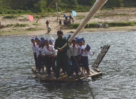 Khánh thành cầu Mò O - nơi hơn 2.000 người từng “đu dây” qua sông - 1 Hơn 2.000 người bên bờ Nam sông Re không còn cảnh đu dây qua sông như thế này.