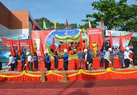 Đoàn viên, thanh niên hăng hái vận chuyển vật liệu.