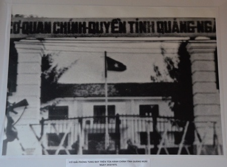 Lá cờ đỏ sao vàng tung bay vào ngày 24-3-1975 tại Cơ quan chính quyền tỉnh Quảng Ngãi.