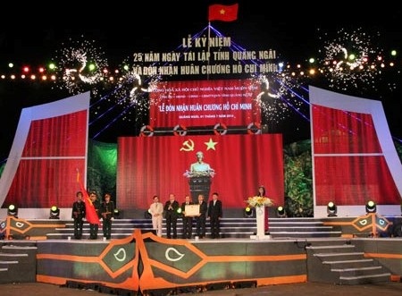 Nhìn lại 40 mùa xuân hòa bình - 3 Lễ đón nhận Huân chương Hồ Chí Minh tại Quảng Ngãi.