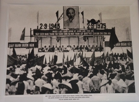 Lễ mít-tinh tại sân vận động Diên Hồng (Thị xã Quảng Ngãi) chào mừng ngày Quốc khánh 2-9-1975.