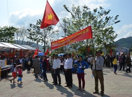 Ba Tơ đón nhận Huân chương Độc lập hạng Ba - 8 Thiếu tướng Trần Quang Phương trình bày về căn cứ Đội du kích Ba Tơ trên sa bàn.