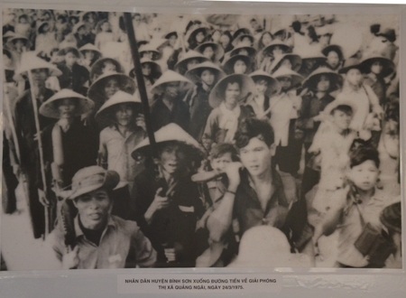 Nhân dân huyện Bình Sơn xuống đường kéo về Thị xã Quảng Ngãi vào ngày 24-3-1975.