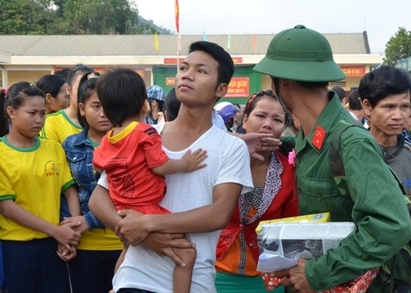 Đội mưa tiễn tân binh lên đường - 30 Những giọt nước mắt của người thân tân binh.