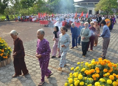 Những nhân chứng lịch sử cùng thắp nến hương đến người dân cùng thôn Mỹ Lai.