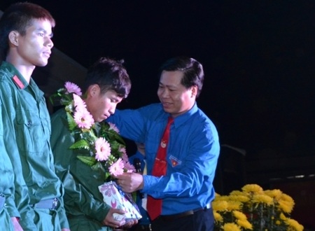 Quảng Ngãi: Tân binh cháy hết mình trước ngày nhập ngũ - 1 Phó Bí thư Nguyễn Hoàng Hiệp đeo vòng nguyệt quế và hoa đến tân binh.