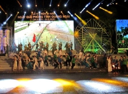 Phục dựng không khí chiến tranh qua các tiết mục nghệ thuật.