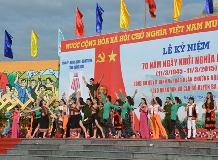 Ba Tơ đón nhận Huân chương Độc lập hạng Ba - 3 Tái hiện hình ảnh nhân dân cùng chiến sĩ cách mạng đồng lòng tiêu diệt quân địch.