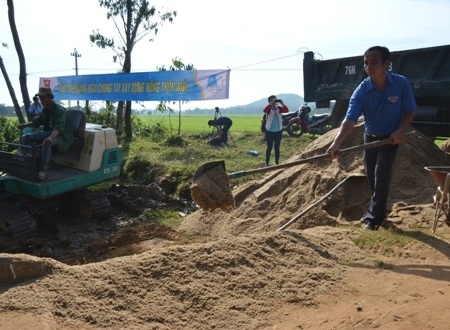 Thanh niên tham gia xây cầu tại xã Nghĩa Trung (huyện Tư Nghĩa).