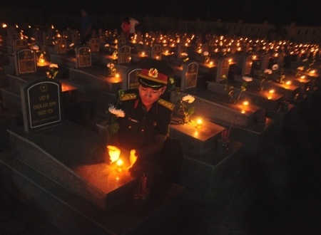 Thế hệ trẻ sưởi ấm các phần mộ các liệt sĩ với những ngọn nến tri ân.