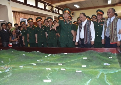 Ba Tơ đón nhận Huân chương Độc lập hạng Ba - 7 Thiếu tướng Trần Quang Phương trình bày về căn cứ Đội du kích Ba Tơ trên sa bàn.