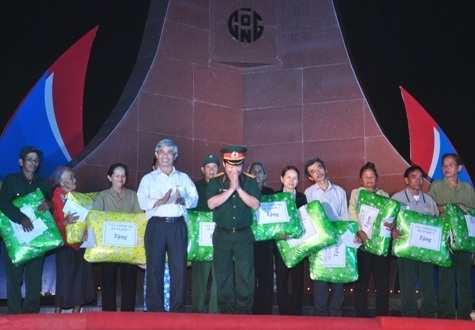 Trao quà cho 35 cá nhân chính sách và thương bệnh binh.