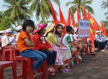 Trẻ em xã Tịnh Khê hôm nay lắng nghe lịch sử đau tương tại lễ tưởng niệm 47 năm vụ thảm sát Sơn Mỹ.