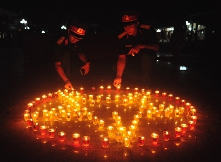 Tuổi trẻ lực lượng vũ trang thắp nến hình ngôi sao.