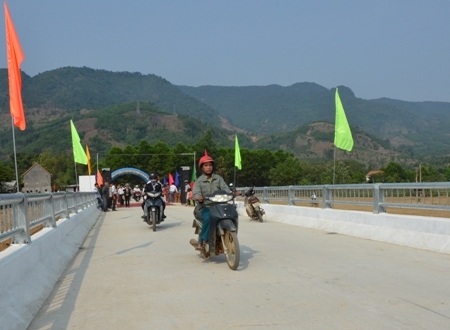 Khánh thành cầu Mò O - nơi hơn 2.000 người từng “đu dây” qua sông - 4 Từ nay, hàng trăm học sinh bên bờ Nam sông Re đến trường an toàn.