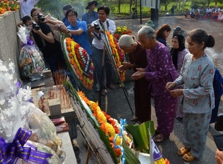 Những nhân chứng lịch sử cùng thắp nến hương đến người dân cùng thôn Mỹ Lai.