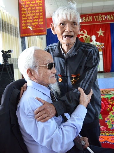 Các chiến sĩ Đội du kích Ba Tơ bùi ngùi xúc động nhớ về chiến trường xưa.