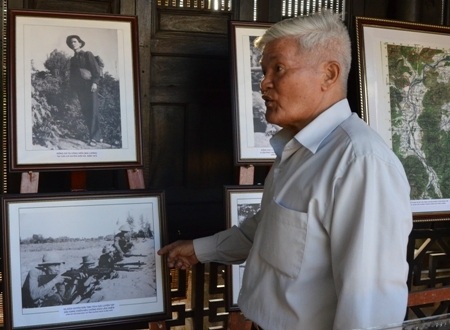 Ông Ngô Đức Tấn xúc động khi nhìn lại những hình ảnh năm xưa.