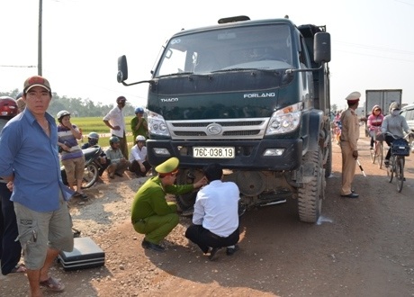Xe máy lọt dưới gầm xe tải, cụ ông 70 tuổi tử vong