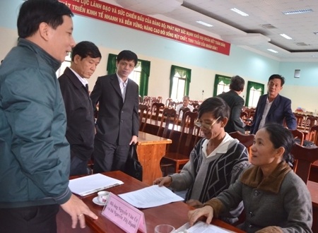 Vụ “ém nhẹm” bản án: Tuyên hủy bản án sơ thẩm của TAND huyện Đức Phổ - 1 Hai vợ chồng ông Út và bà Hạnh vui mừng với quyết định của TAND tỉnh Quảng Ngãi hủy bản án sơ thẩm