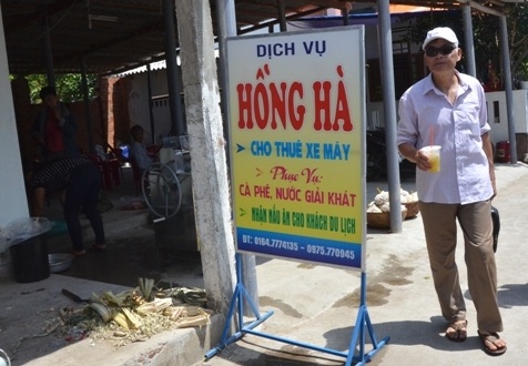 Người dân đảo Bé cùng làm du lịch với dịch vụ nấu ăn và cho thuê xe máy.