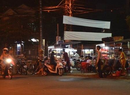 Ăn bánh mì hè phố, 12 người bị ngộ độc thực phẩm - 1 Những điểm bán bánh mì hè phố có nguy cơ mất an toàn vệ sinh thực phẩm rất cao.