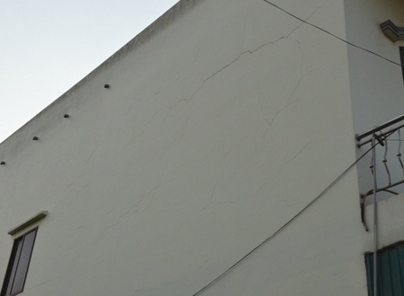 Phần tường bên ngoài tầng 2 bị rạn nứt hoàn toàn.