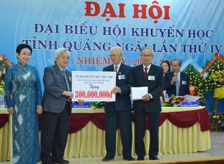 Đại hội Hội Khuyến học tỉnh Quảng Ngãi nhiệm kỳ IV - 1 TW Hội Khuyến học Việt Nam hỗ trợ 300 triệu đồng đến Hội Khuyến học tỉnh Quảng Ngãi.