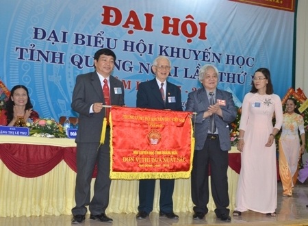 Đại hội Hội Khuyến học tỉnh Quảng Ngãi nhiệm kỳ IV - 2 Trao cờ thi đua xuất sắc của TW Hội Khuyến học Việt Nam.