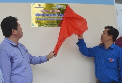 Khánh thành trường mẫu giáo kiêm nhà tránh bão ở đảo Lý Sơn - 1 Đại diện 2 đơn vị kéo băng khánh thành công trình trường mẫu giáo kiêm nhà tránh bão.