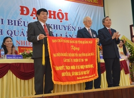 Đại hội Hội Khuyến học tỉnh Quảng Ngãi nhiệm kỳ IV - 3 Đảng bộ tỉnh Quảng Ngãi tặng dòng chữ tại Đại hội.