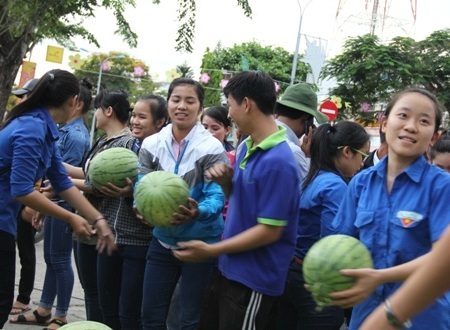 Đưa dưa hấu từ xe xuống điểm tập kết.