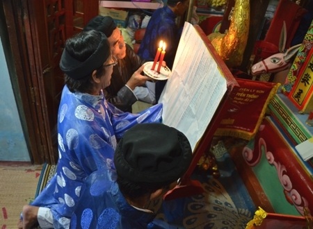 Ngày giỗ tổ tiên Đội hùng binh Hoàng Sa kiêm quản Bắc Hải - 2 Các bô lão đọc văn tế trước vong linh tổ tiên.