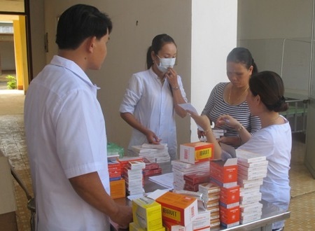 Cấp phát thuốc đến tận tay người nghèo.