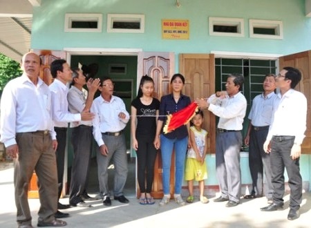 Trao tặng 70 nhà đại đoàn kết cho hộ dân nghèo - 1 Lễ bàn giao nhà cho các hộ dân nghèo ở huyện Mộ Đức.