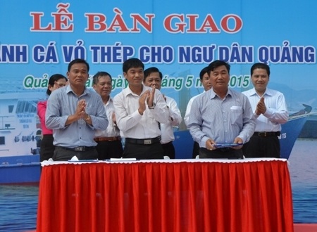 Lễ ký biên bản bàn giao tàu vỏ thép cho 2 ngư dân.