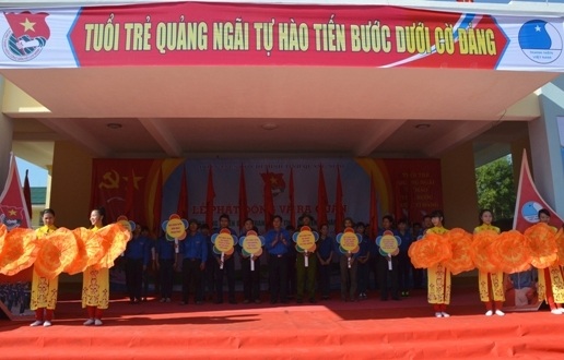 Quảng Ngãi: Hàng ngàn đoàn viên ra quân tình nguyện hè - 1 Lễ ra quân và giao nhiệm vụ cho các cánh quân thực hiện các công trình thanh niên được giao.