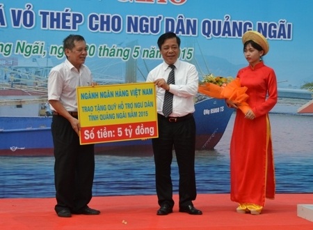 Ngân hàng Nhà nước Việt Nam trao hỗ trợ 5 tỷ đồng cho Quỹ HTND tỉnh (bìa trái).